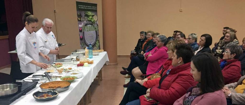 El chef Antonio Gázquez y su ayudante, en una de las presentaciones de la iniciativa 'Aquí no sobra nada', en la provincia de Almería.