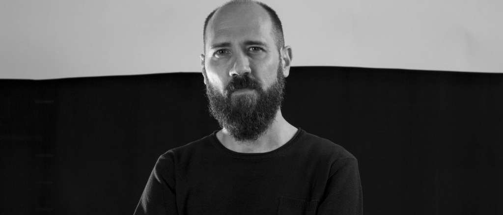 ‘En los estantes’: poesía de la memoria del&nbsp;instante