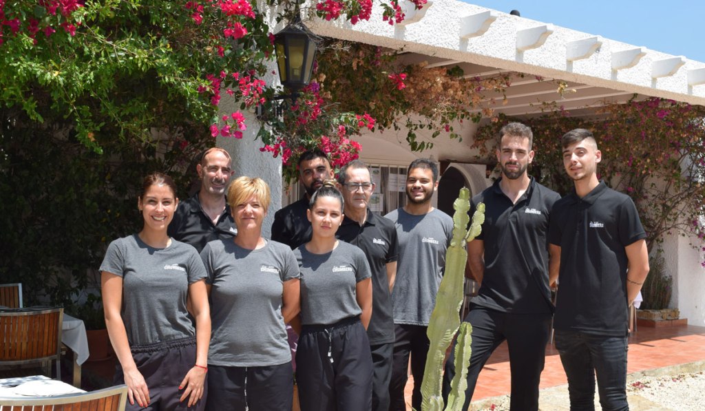 Equipo del Asador La Chumbera, con Sylvain Galindo al frente, el segundo por la izquierda. Foto de Miguel Blanco / Foco Sur